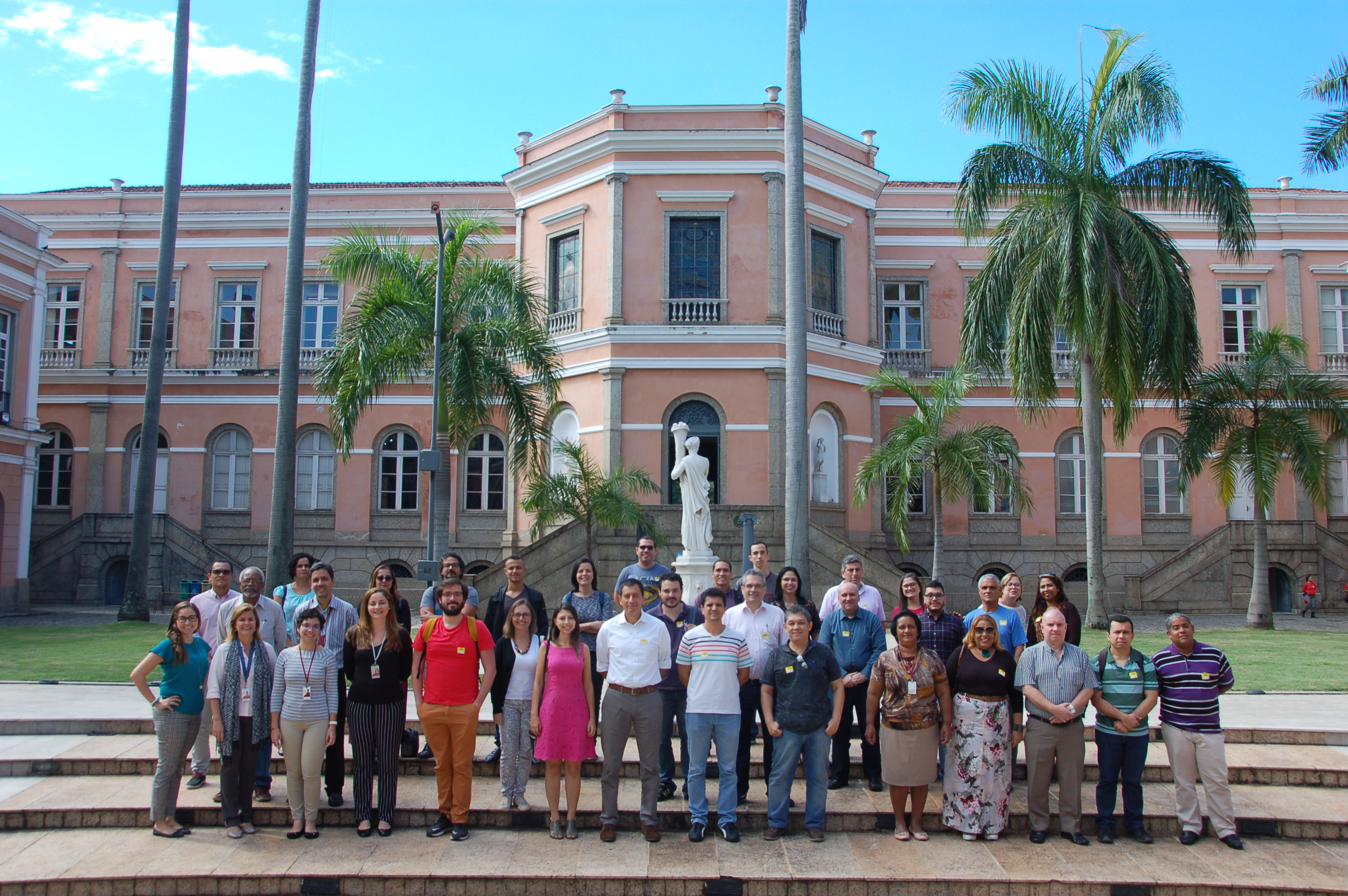 Servidor Valgi da Silva Barbosa juntamente com a turma da qual fez parte nos cursos